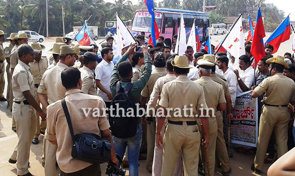 ತಲಪಾಡಿ: ಟೋಲ್ ವಿರುದ್ಧ ಎಲ್‌ಡಿವೈಎಫ್ ಪ್ರತಿಭಟನೆ